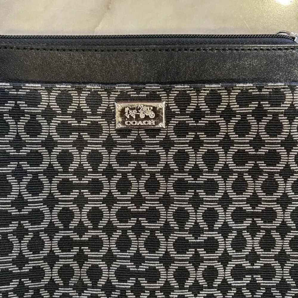 Coach Madison‎ Art Needlepoint Swingpack signature jacquard fabric leather trim.